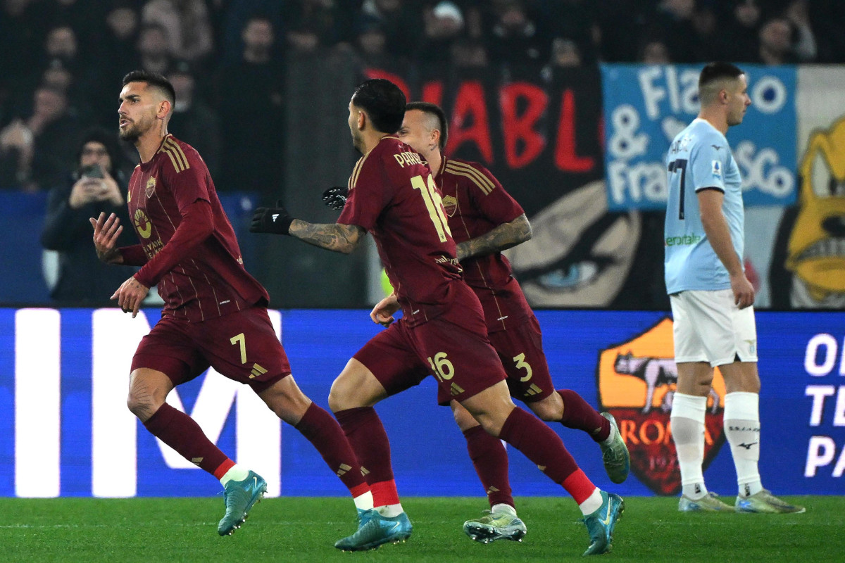 epa11807753 COMME Lorenzo Pellegrini (L) de Roma célèbre avec ses coéquipiers après avoir marquant le but de 1-0 lors du match de football italien Serie A entre AS Roma et SS Lazio, à Rome, Italie, 05 janvier 2025. EPA-EFE/ETTORE FERRARI