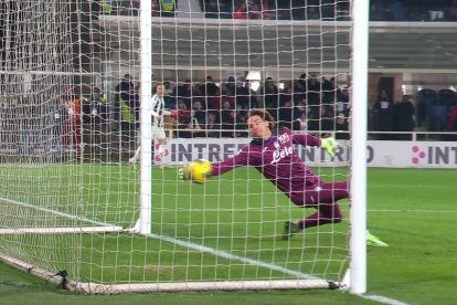 Atalanta vs. Juventus goal-line technology, Marco Carnesecchi save: @SerieA_EN
