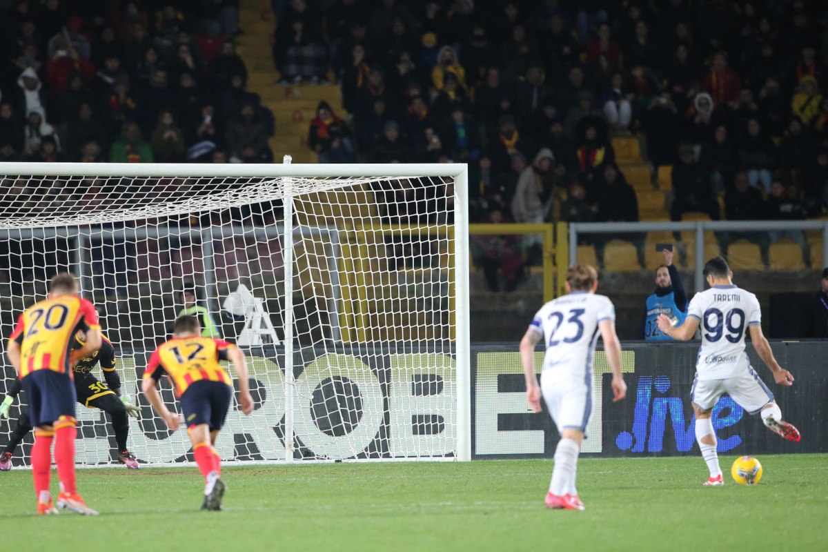 EPA11855415 FC Inter's Mehdi Taremi (R) obtiene la ventaja de 4-0 desde el punto de penalización durante el partido de fútbol de la Serie A italiana entre Lecce y FC Inter en el estadio Via Del Mare en Lecce, Italia, 26 de enero de 2025. EPA-EFE/Abbondanza Scuro Lezzi