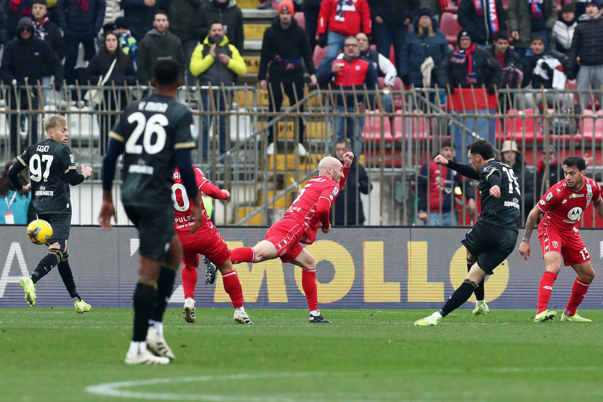 MONZA, ITALIE - 05 JANVIER : Nadir Zortea de Cagliari marque le premier but de son équipe lors du match de Serie A entre Monza et Cagliari au stade U-Power le 05 janvier 2025 à Monza, Italie. (Photo de Marco Luzzani/Getty Images)