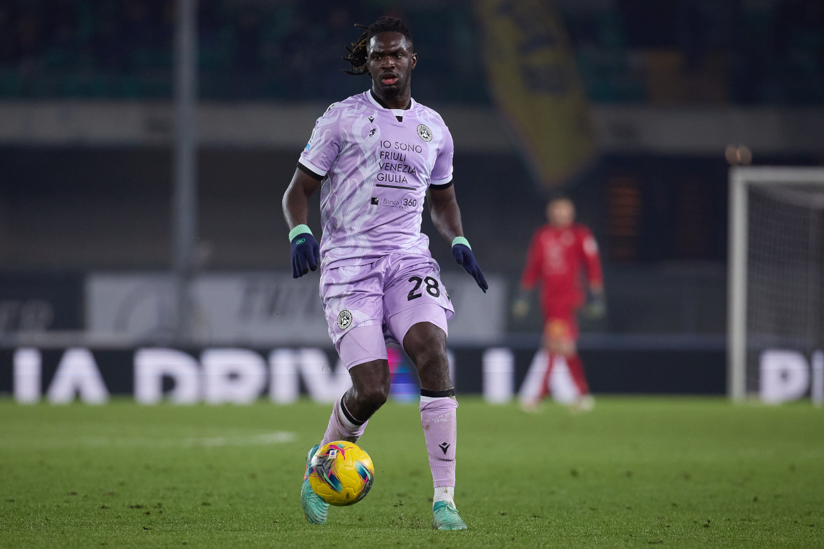 VÉRONE, ITALIE - 04 JANVIER : Oumar Solet de l'Udinese Calcio court avec le ballon lors du match de Serie A entre Vérone et Udinese au Stadio Marcantonio Bentegodi le 04 janvier 2025 à Vérone, Italie. (Photo d'Emmanuele Ciancaglini/Getty Images)