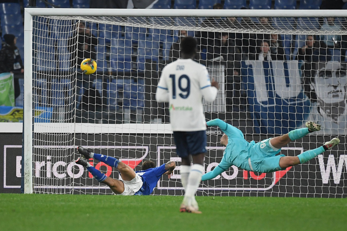 ROME, ITALIE - 10 JANVIER : Patrick Cutrone de Côme marque un but lors du match de série entre la Latium et Côme au Stadio Olimpico le 10 janvier 2025 à Rome, Italie. (Photo de Marco Rosi – SS Lazio/Getty Images)