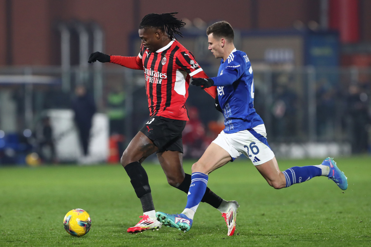  Rafael Leao of AC Milan competes for the ball with Yannik Engelhardt of Como 1907 during the Serie A match between Como 1907 and AC Milan at Stadio G. Sinigaglia on January 14, 2025 in Como, Italy. (Photo by Marco Luzzani/Getty Images)