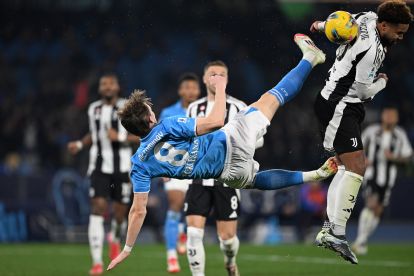 NAPLES, Italia - 25 Januari: Scott McTominay dari Napoli Battles untuk kepemilikan dengan Weston McKennie dari Juventus selama pertandingan Serie A antara Napoli dan Juventus di Stadio Diego Armando Maradona pada 25 Januari 2025 di Naples, Italia. (Foto oleh Francesco Pecoraro/Getty Images)