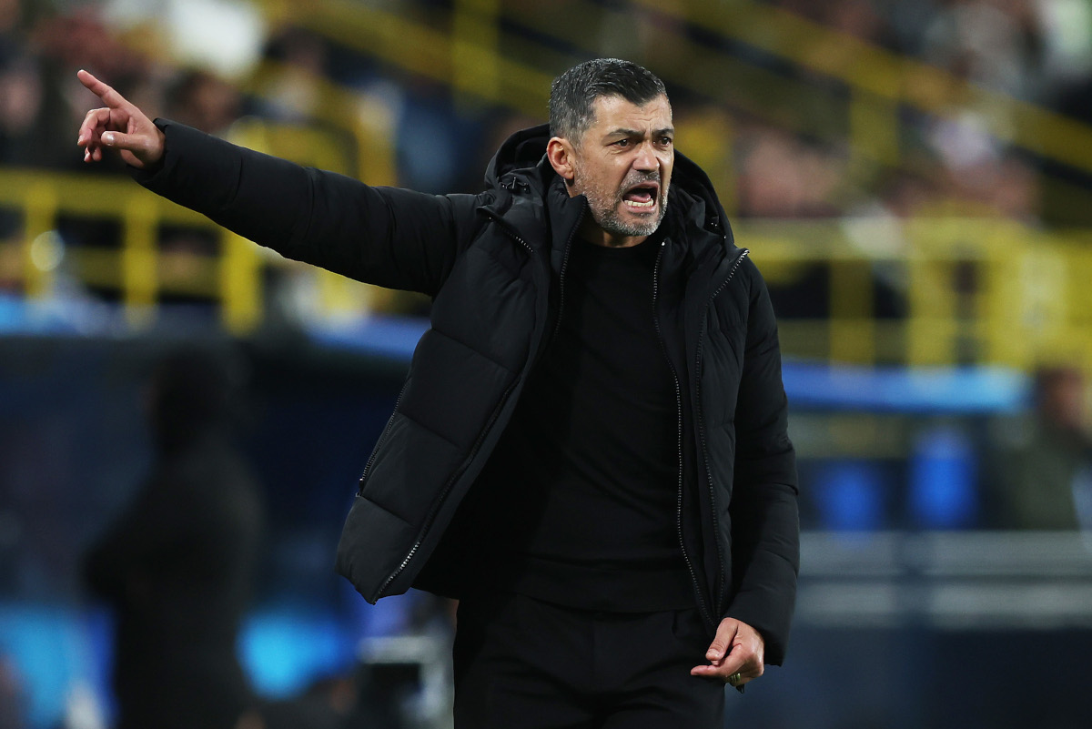 RIYADH, SAUDI ARABIA - JANUARY 3: Sergio Conceicao, head coach of AC Milan, gives instructions to the team during the Italian Super Cup semifinal match between AC Milan and Juventus at Al Awwal Park on January 3, 2025 in Riyadh, Saudi Arabia. (Photo by Yasser Bakhsh/Getty Images)