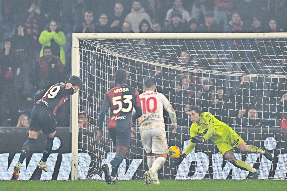GENOA, Italie - 27 janvier: Stefano Turati de Monza (à droite) sauve sur Andrea Pinamonti du coup de pied de la pénalité de Gênes pendant le match de Serie A entre Gênes et Monza à Stadio Luigi Ferraris le 27 janvier 2025 à Gênes, en Italie. (Photo de Simone Arveda / Getty Images)