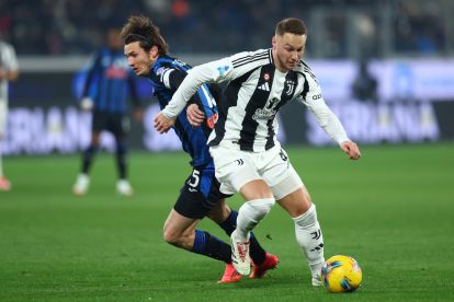 BERGAMO, ITALY - JANUARY 14: Teun Koopmeiners of Juventus FC and Marten de Roon of Atalanta BC battle for the ball during the Serie A match between Atalanta and Juventus at Gewiss Stadium on January 14, 2025 in Bergamo, Italy. (Photo by Francesco Scaccianoce/Getty Images)