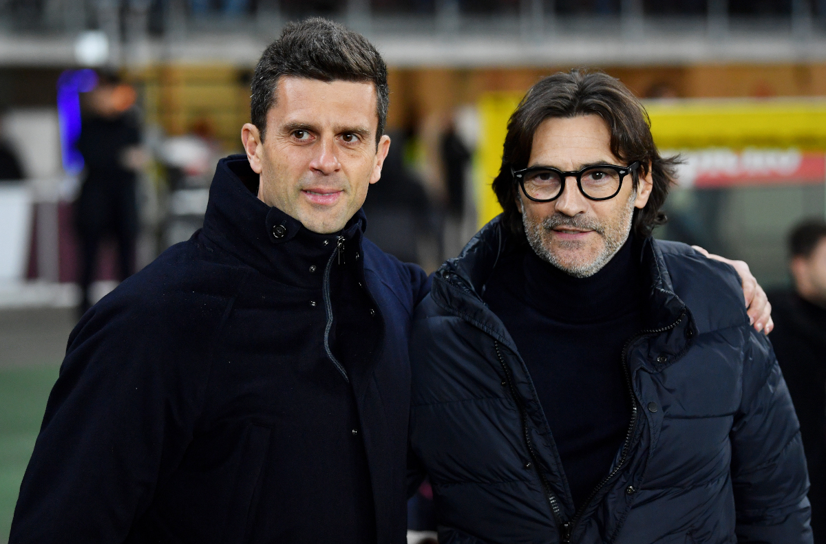 TURIN, ITALIE - 11 JANVIER : Thiago Motta, entraîneur-chef de la Juventus, interagit avec Paolo Vanoli, entraîneur-chef de Turin, avant le match de Serie A entre Turin et la Juventus au Stadio Olimpico di Torino le 11 janvier 2025 à Turin, Italie. (Photo de Valerio Pennicino/Getty Images)