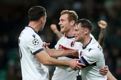 LISBON, PORTUGAL - JANUARY 29: Tommaso Pobega of Bologna celebrates scoring his team's first goal with teammates during the UEFA Champions League 2024/25 League Phase MD8 match between Sporting Clube de Portugal and Bologna FC 1909 at Estadio Jose Alvalade on January 29, 2025 in Lisbon, Portugal. (Photo by Carlos Rodrigues/Getty Images)