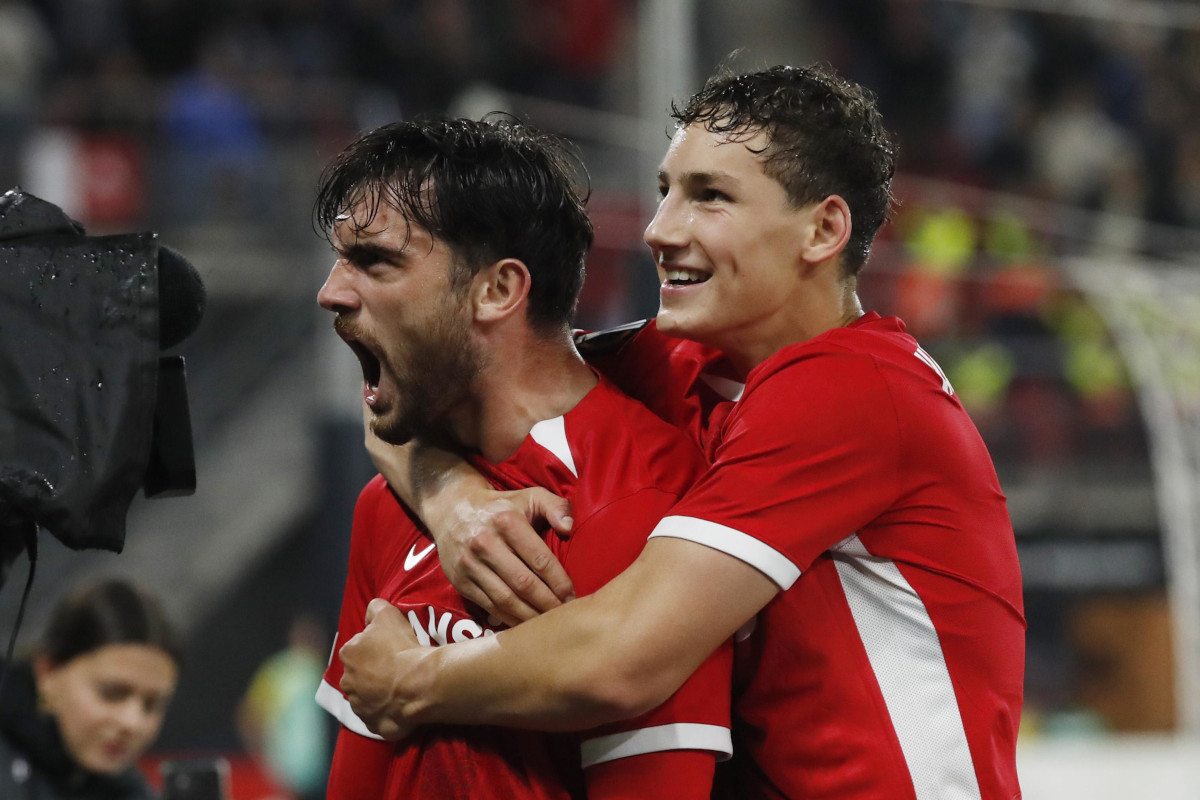 epa11624441 Troy Parrott d'AZ (L) célèbre avec ses coéquipiers après avoir marquant le but de 3-2 lors du match de football de l'UEFA Europa League entre AZ Alkmaar et IF Elfsborg, à Alkmaar, aux pays-Bas, le 25 septembre 2024. EPA-EFE/BART STOUTJESDIJK