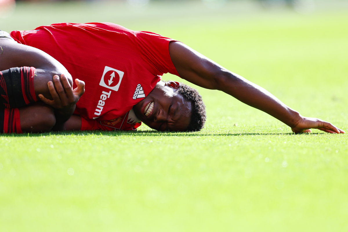 MANCHESTER, ANGLETERRE – 28 MAI : Tyrell Malacia de Manchester United est blessé sur le terrain lors du match de Premier League entre Manchester United et Fulham FC à Old Trafford le 28 mai 2023 à Manchester, en Angleterre. (Photo de Matt McNulty/Getty Images)