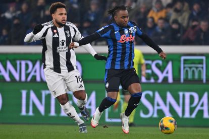 epa11824638 Juventus's 'and Atalanta's Ademola Lookman in action during the Italian Serie A soccer match between Atalanta BC and Juventus FC, in Bergamo, Italy, 14 January 2025. EPA-EFE/MICHELE MARAVIGLIA
