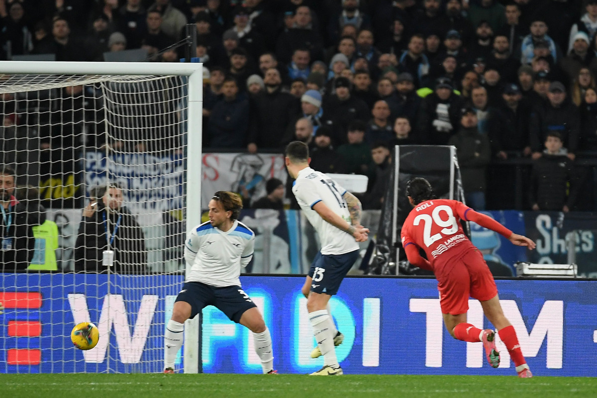 ROME, ITALIE - 26 JANVIER : Yacibe Adli de la Fiorentica marque un but d'ouverture lors du match de série entre la Lazio et la Fiorentina au Stadio Olimpico le 26 janvier 2025 à Rome, Italie. (Photo de Marco Rosi – SS Lazio/Getty Images)