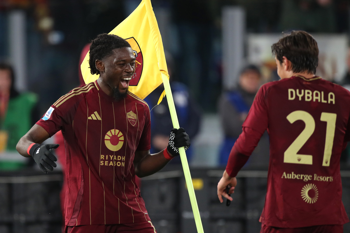 Manu Kone of AS Roma celebrates scoring his team's fourth goal with teammate Paulo Dybala during the Serie A match between AS Roma and Lecce at Stadio Olimpico on December 07, 2024 in Rome, Italy. (Photo by Paolo Bruno/Getty Images)