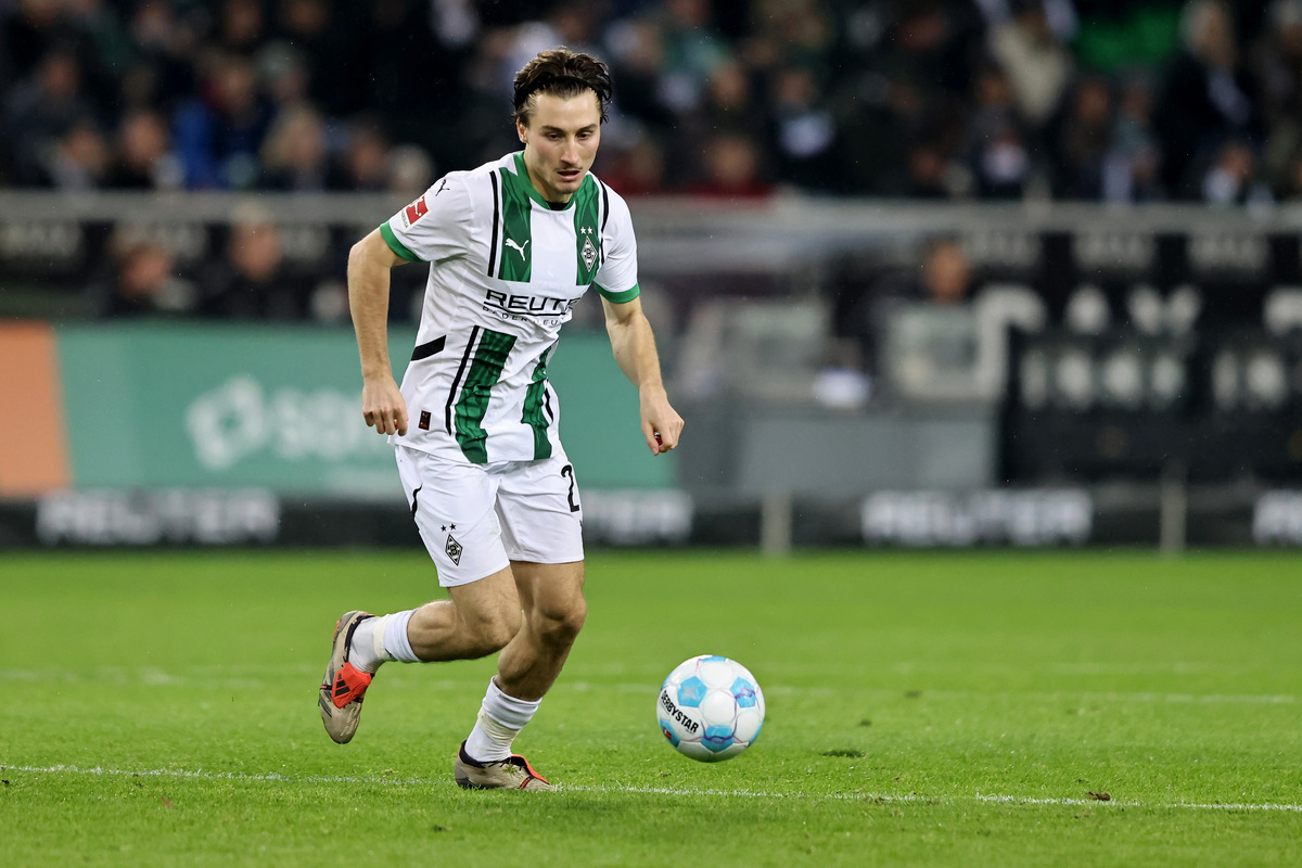 Rocco Reitz of Moenchengladbach runs with the ball during the Bundesliga match between Borussia Mönchengladbach and Borussia Dortmund at Borussia-Park on December 07, 2024 in Moenchengladbach, Germany. (Photo by Christof Koepsel/Getty Images)