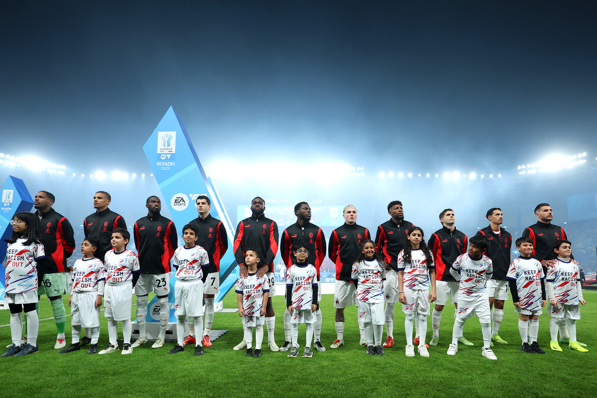 Players of AC Milan line up prior to the Italian Super Cup Final between FC Internazionale and AC Milan at Kingdom Arena on January 06, 2025 in Riyadh, Saudi Arabia. (Photo by Yasser Bakhsh/Getty Images)