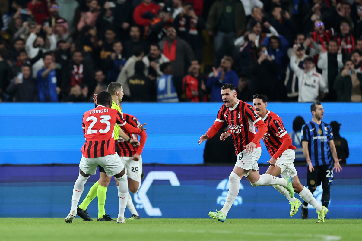 RIYADH, SAUDI ARABIA - JANUARY 06: Theo Hernandez of AC Milan celebrates scoring his team's first goal with teammates during the Italian Super Cup Final between FC Internazionale and AC Milan at Kingdom Arena on January 06, 2025 in Riyadh, Saudi Arabia. (Photo by Abdullah Ahmed/Getty Images)