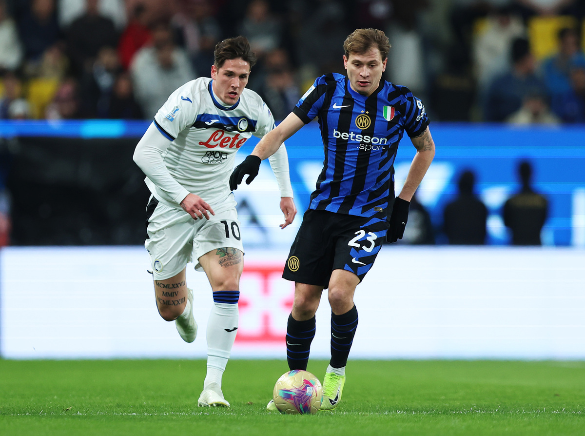 Nicolo Barella of FC Internazionale runs with the ball whilst under pressure from Nicolo Zaniolo of Atalanta during the Italian Super Cup Semi-Final match between FC Internazionale and Atalanta at Al Awwal Park on January 02, 2025 in Riyadh, Saudi Arabia. (Photo by Yasser Bakhsh/Getty Images)