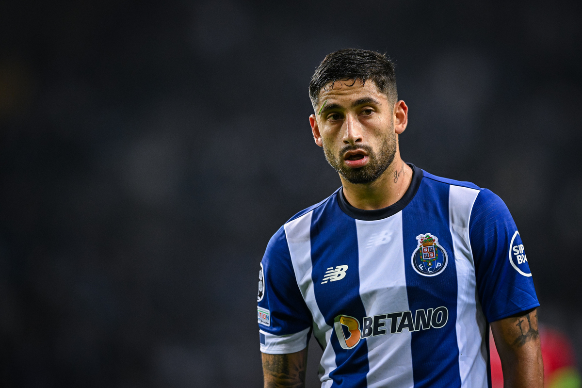 Alan Varela du FC Porto regarde lors du match de la Ligue des champions de l'UEFA entre le FC Porto et le Royal Antwerp FC à l'Estadio do Dragao le 7 novembre 2023 à Porto, Portugal. (Photo par Octavio Passos/Getty Images) (Liens Milan)