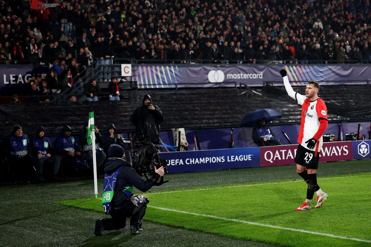 ROTTERDAM, NETHERLANDS - JANUARY 22: Santiago Gimenez of Feyenoord celebrates scoring his team's second goal during the UEFA Champions League 2024/25 League Phase MD7 match between Feyenoord and FC Bayern München at De Kuip on January 22, 2025 in Rotterdam, Netherlands. (Photo by Dean Mouhtaropoulos/Getty Images)