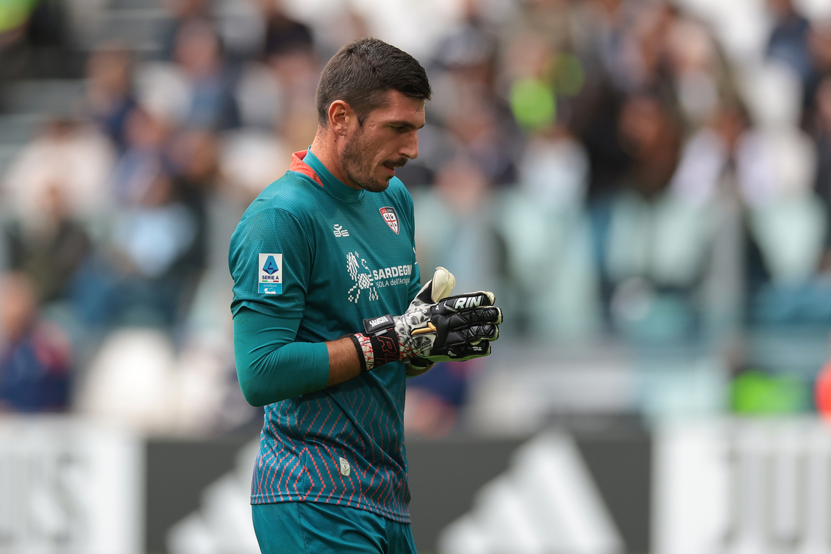 Simone Scuffet of Cagliari Calcio reacts during the Serie A match between Juventus FC and Cagliari Calcio at Allianz Stadium on October 06, 2024 in Turin, Italy. (Photo by Jonathan Moscrop/Getty Images)