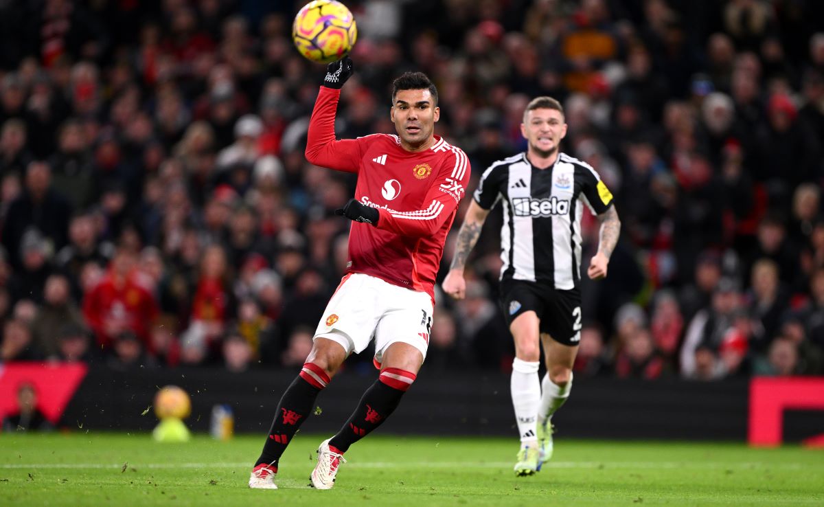 MANCHESTER, ANGLI - 30 DHJETOR: Casemiro i Manchester United gjuan gjerësisht gjatë ndeshjes së Premier League midis Manchester United FC dhe Newcastle United FC në Old Trafford më 30 dhjetor 2024 në Manchester, Angli. (Foto nga Stu Forster/Getty Images)