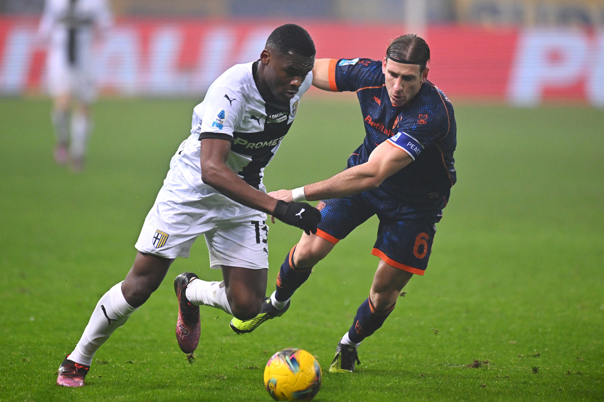 Ange-Yoan Bonny of Parma Calcio is challenged by Federico Baschirotto of US Lecce during the Serie A match between Parma and Lecce at Stadio Ennio Tardini on January 31, 2025 in Parma, Italy. (Photo by Alessandro Sabattini/Getty Images)