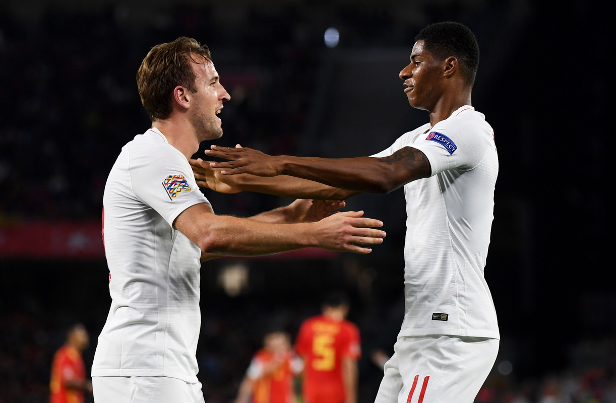 O inglês Marcus Rashford (R) comemora com o inglês Harry Kane ao marcar o segundo gol de seu time durante a partida do Grupo Quatro da Liga das Nações A da UEFA entre Espanha e Inglaterra, no Estádio Benito Villamarin, em 15 de outubro de 2018, em Sevilha, Espanha. (Foto de Michael Regan/Getty Images)