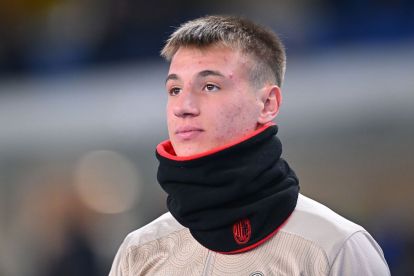 Francesco Camar dari AC Milan beraksi selama pertandingan Seri A antara Verona dan AC Milan di Stadio Marcantonio Bentegodi pada 20 Desember 2024 di Verona, Italia. (Foto oleh Alessandro Sabattini/Getty Images)