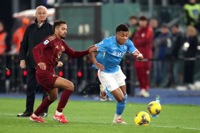 ROME, ITALY - FEBRUARY 02: David Neres of Napoli is challenged by of Devyne Rensch of AS Roma during the Serie A match between AS Roma and Napoli at Stadio Olimpico on February 02, 2025 in Rome, Italy. (Photo by Paolo Bruno/Getty Images)