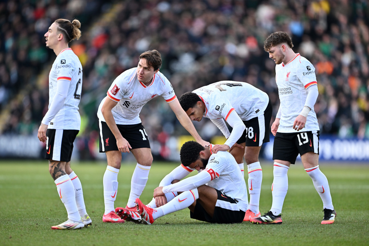 Jogadores do Liverpool, incluindo Tsimikas e Chiesa