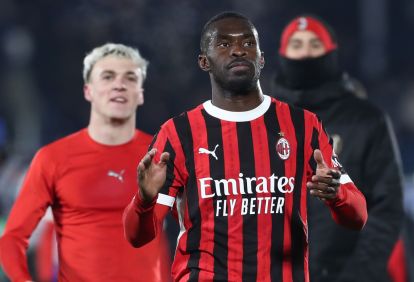 COMO, ITALY - JANUARY 14: Fikayo Tomori of AC Milan salutes the crowd at the end of Serie A match between Como 1907 and AC Milan at Stadio G. Sinigaglia on January 14, 2025 in Como, Italy. (Photo by Marco Luzzani/Getty Images)