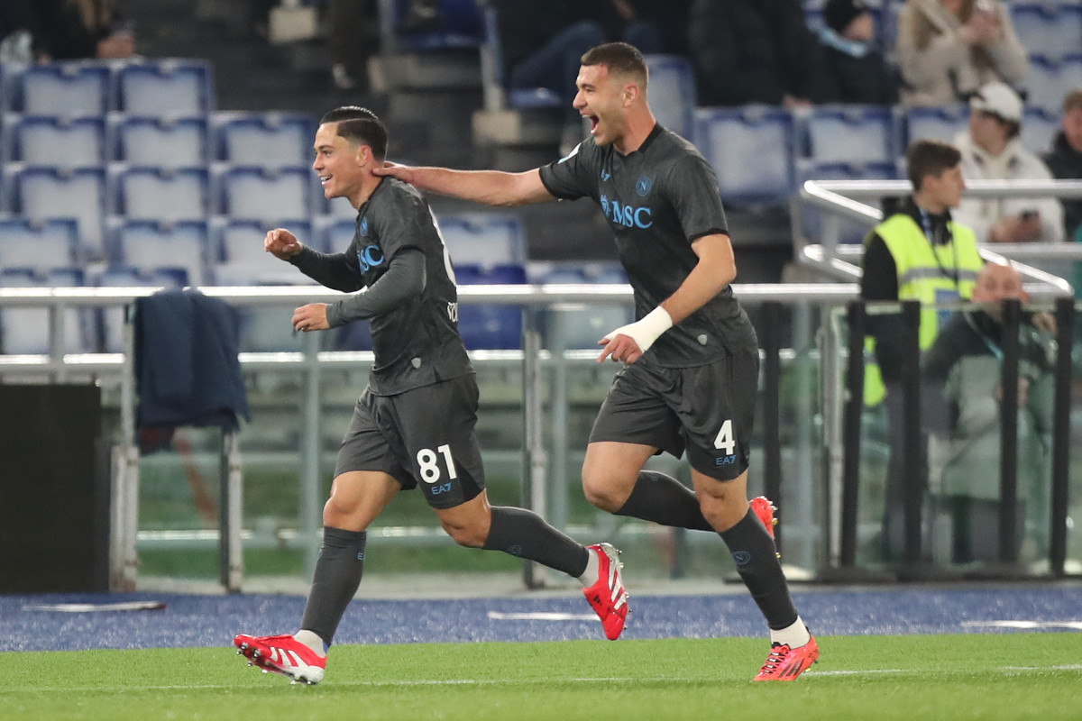 ROME, ITALY - FEBRUARY 15: Giacomo Raspadori of Napoli celebrates scoring his team's first goal with teammate Alessandro Buongiorno during the Serie A match between SS Lazio and Napoli at Stadio Olimpico on February 15, 2025 in Rome, Italy. (Photo by Paolo Bruno/Getty Images)