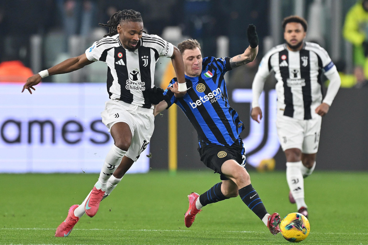 epa11901818 Juventus' Thuran and Inter's Niccolo Barella in action during the Italian Serie A soccer match Juventus FC vs Inter FC at the Allianz Stadium in Turin, Italy, 16 February 2025. EPA-EFE/ALESSANDRO DI MARCO