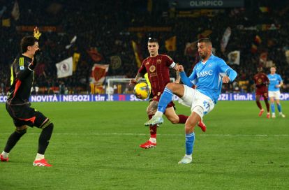 ROME, Italia - 02 Februari: Leonardo Spinazzola dari Napoli mencetak gol pertama timnya melewati Mile Svilar dari As Roma selama pertandingan Serie A antara As Roma dan Napoli di Stadio Olimpico pada 02 Februari 2025 di Roma, Italia. (Foto oleh Paolo Bruno/Getty Images)