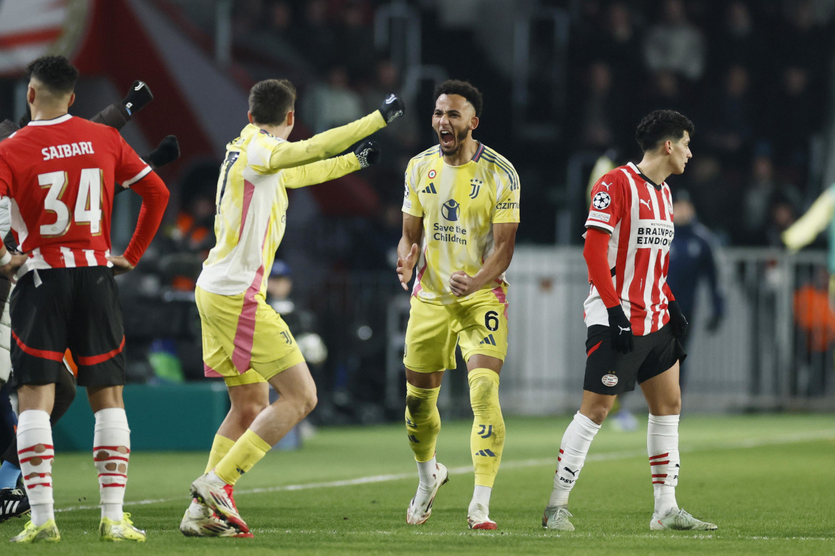 epa11908637 Andrea Cambiaso of Juventus FC and Lloyd Kelly of Juventus FC celebrate the 1-1 during the UEFA Champions League knockout phase play-offs 2nd leg soccer match between PSV Eindhoven and Juventus FC in Eindhoven, Netherlands, 19 February 2025. EPA-EFE/KOEN VAN WEEL