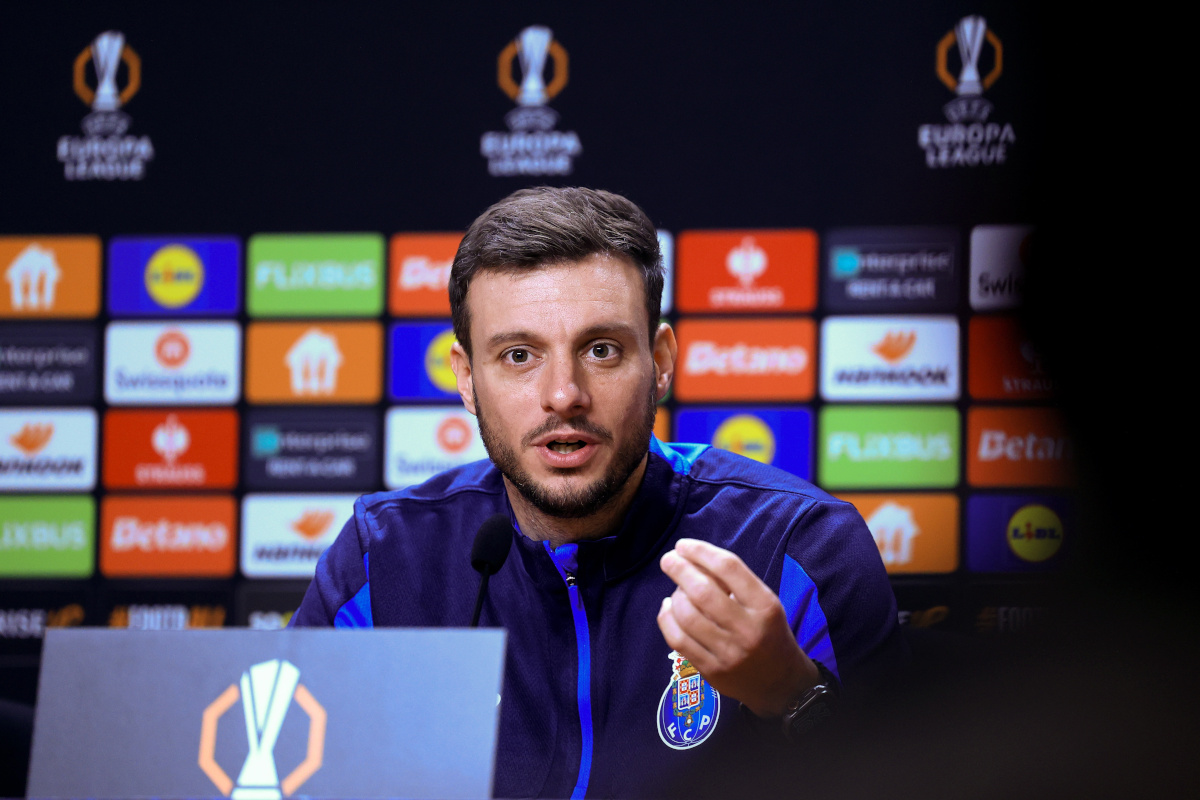 epa11890784 FC Porto's head coach Martin Anselmi speaks during a press conference at the Olival Training Center, in Vila Nova de Gaia, Portugal, 12 February 2025. FC Porto will face AS Roma in their UEFA Europa League match on 13 February. EPA-EFE/ESTELA SILVA