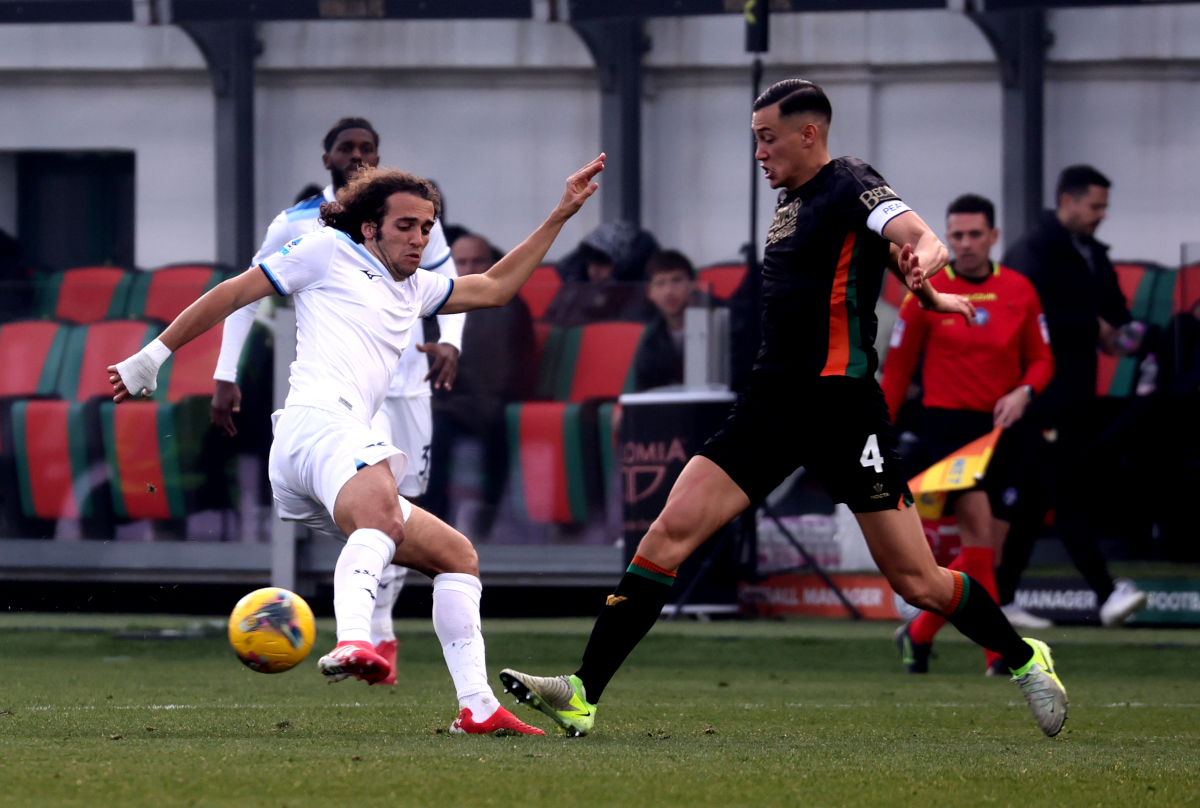 VENEZIA, ITALIA - 22 FEBBRAIO: Jay Idzes del Venezia lotta per il pallone con Matteo Guendouzi della Lazio durante il match di Serie A tra Venezia e SS Lazio allo Stadio Pier Luigi Penzo il 22 febbraio 2025 a Venezia, Italia. (Foto di Maurizio Lagana/Getty Images)