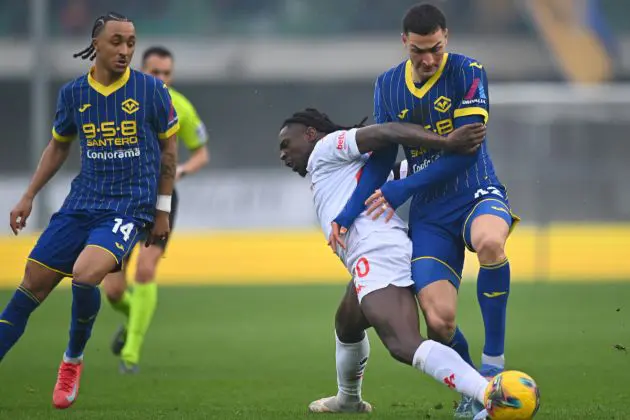 VERONA, ITALY - FEBRUARY 23: Moise Kean of Fiorentina battles for possession with Diego Coppola of Hellas Verona during the Serie A match between Verona and Fiorentina at Stadio Marcantonio Bentegodi on February 23, 2025 in Verona, Italy. (Photo by Alessandro Sabattini/Getty Images)