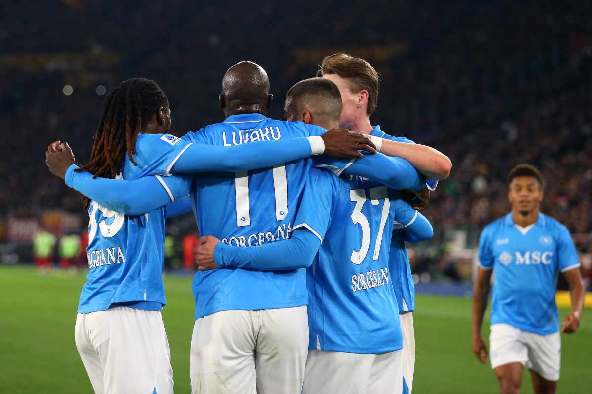 ROMA, ITALIA - 02 DE FEBRERO: Leonardo Spinazzola de Napoli celebra el primer gol de su equipo con sus compañeros durante el partido de la Serie A entre AS Roma y Napoli en el Stadio Olimpico el 02 de febrero de 2025 en Roma, Italia. (Foto de Paolo Bruno/Getty Images)