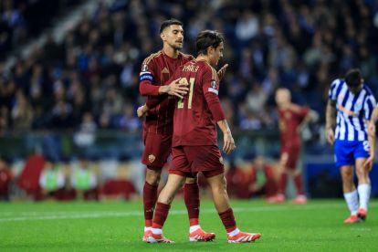 epa11894288 Romas Lorenzo Pellegrini (L) greets his team mate Paulo Dybala during the UEFA Europa League soccer match between FC Porto and AS Roma, in Porto, Portugal, 13 February 2025. EPA-EFE/JOSE COELHO