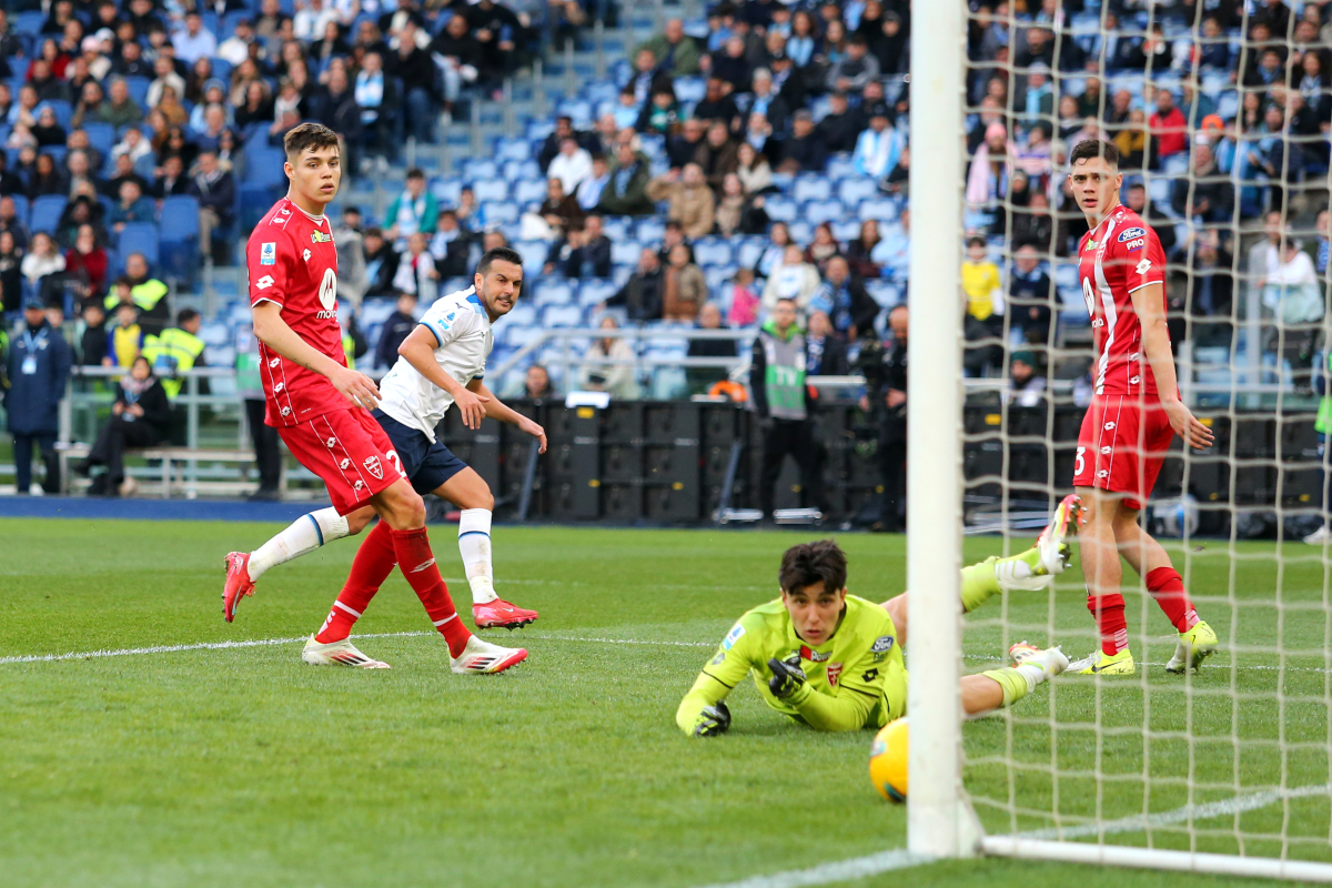 Rome, Italie - 09 février: Pedro de Lazio marque le quatrième but de son équipe lors du match de Serie A entre SS Lazio et Monza au Stadio Olimpico le 09 février 2025 à Rome, en Italie. (Photo de Paolo Bruno / Getty Images)