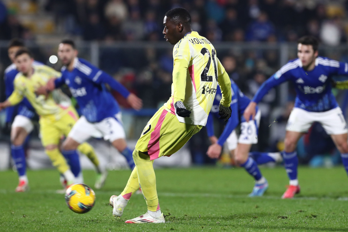 COMO, ITALY - FEBRUARY 07: Randal Kolo Muani of Juventus scores their team's second goal from the penalty spot during the Serie A match between Como 1907 and Juventus at Stadio G. Sinigaglia on February 07, 2025 in Como, Italy. (Photo by Marco Luzzani/Getty Images)