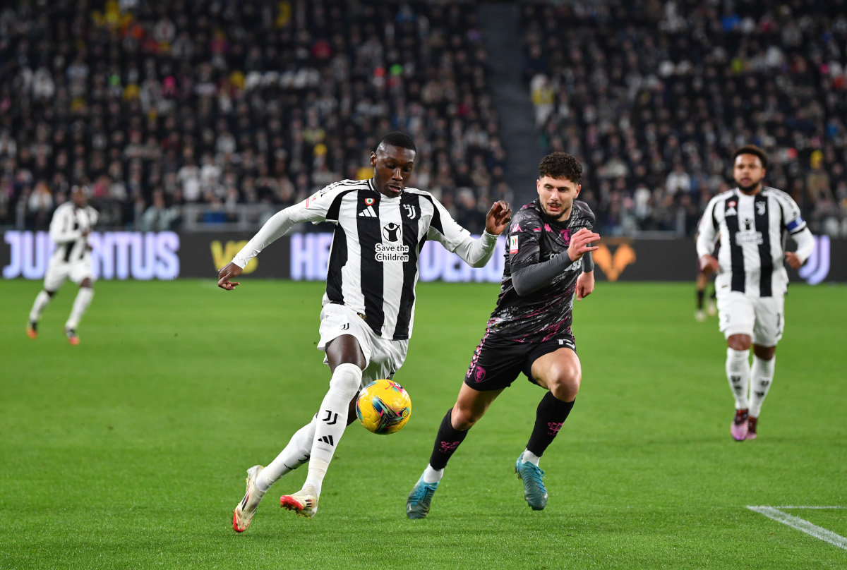 TURIM, ITÁLIA - 26 DE FEVEREIRO: Randal Kolo Muani, da Juventus, é desafiado por Liberato Cacace, do Empoli, durante a partida das quartas de final da Copa da Itália entre Juventus FC e Empoli FC, no Estádio Allianz, em 26 de fevereiro de 2025, em Turim, Itália. (Foto de Valerio Pennicino/Getty Images)