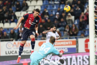 epa11873553 Cagliari's Roberto Piccoli scores the 1-1 equalizer during the Italian Serie A soccer match Cagliari Calcio vs SS Lazio at the Unipol Domus in Cagliari, Italy, 03 February 2025. EPA-EFE/FABIO MURRU