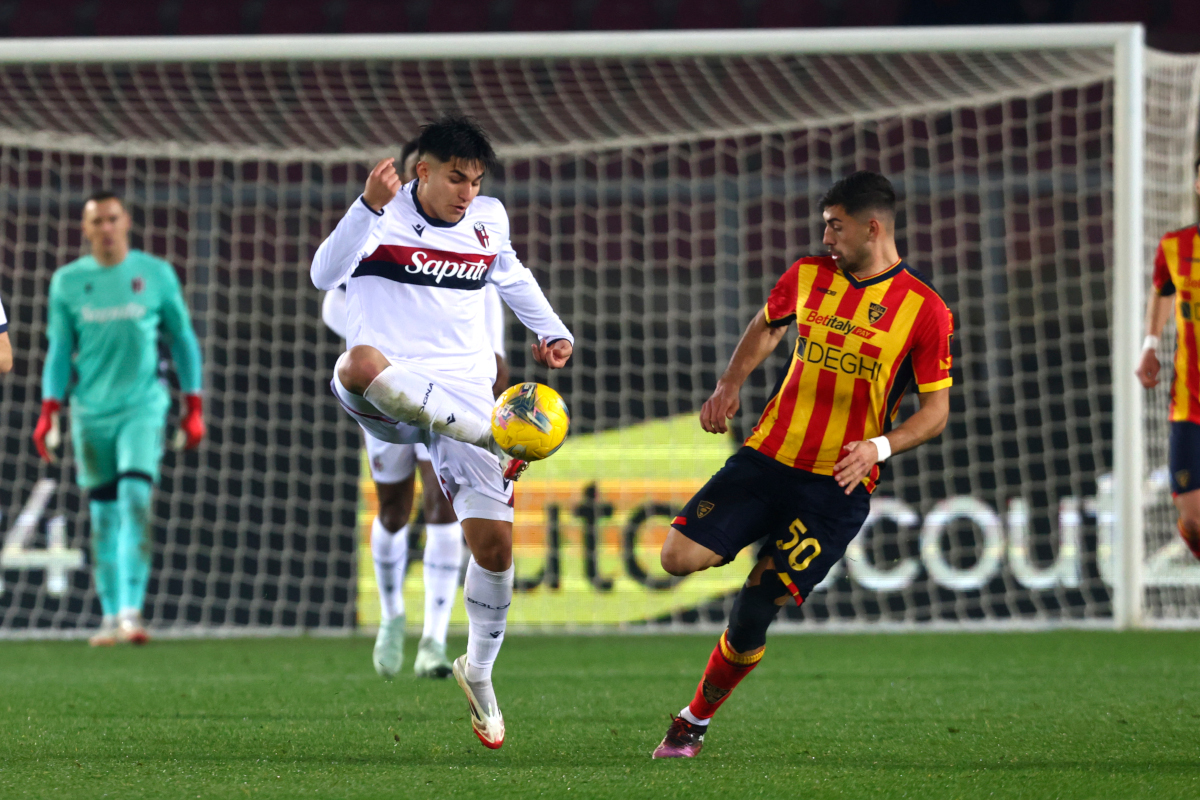 LECCE, ITALY - FEBRUARY 09: Santiago Pierotti of Lecce competes for the ball with Santiago Castro of Bologna during the Serie A match between Lecce and Bologna at Stadio Via del Mare on February 09, 2025 in Lecce, Italy. (Photo by Maurizio Lagana/Getty Images)