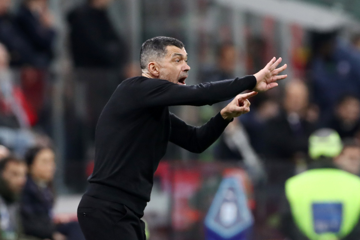 MILAN, ITALY - FEBRUARY 02: Sergio Conceicao, Head Coach of AC Milan, gives the team instructions during the Serie A match between AC Milan and FC Internazionale at Stadio Giuseppe Meazza on February 02, 2025 in Milan, Italy. (Photo by Marco Luzzani/Getty Images)