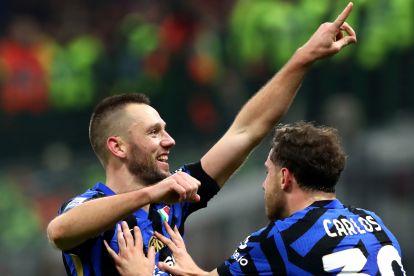 MILAN, ITALY - FEBRUARY 02: Stefan de Vrij of FC Internazionale celebrates scoring his team's first goal during the Serie A match between AC Milan and FC Internazionale at Stadio Giuseppe Meazza on February 02, 2025 in Milan, Italy. (Photo by Marco Luzzani/Getty Images)