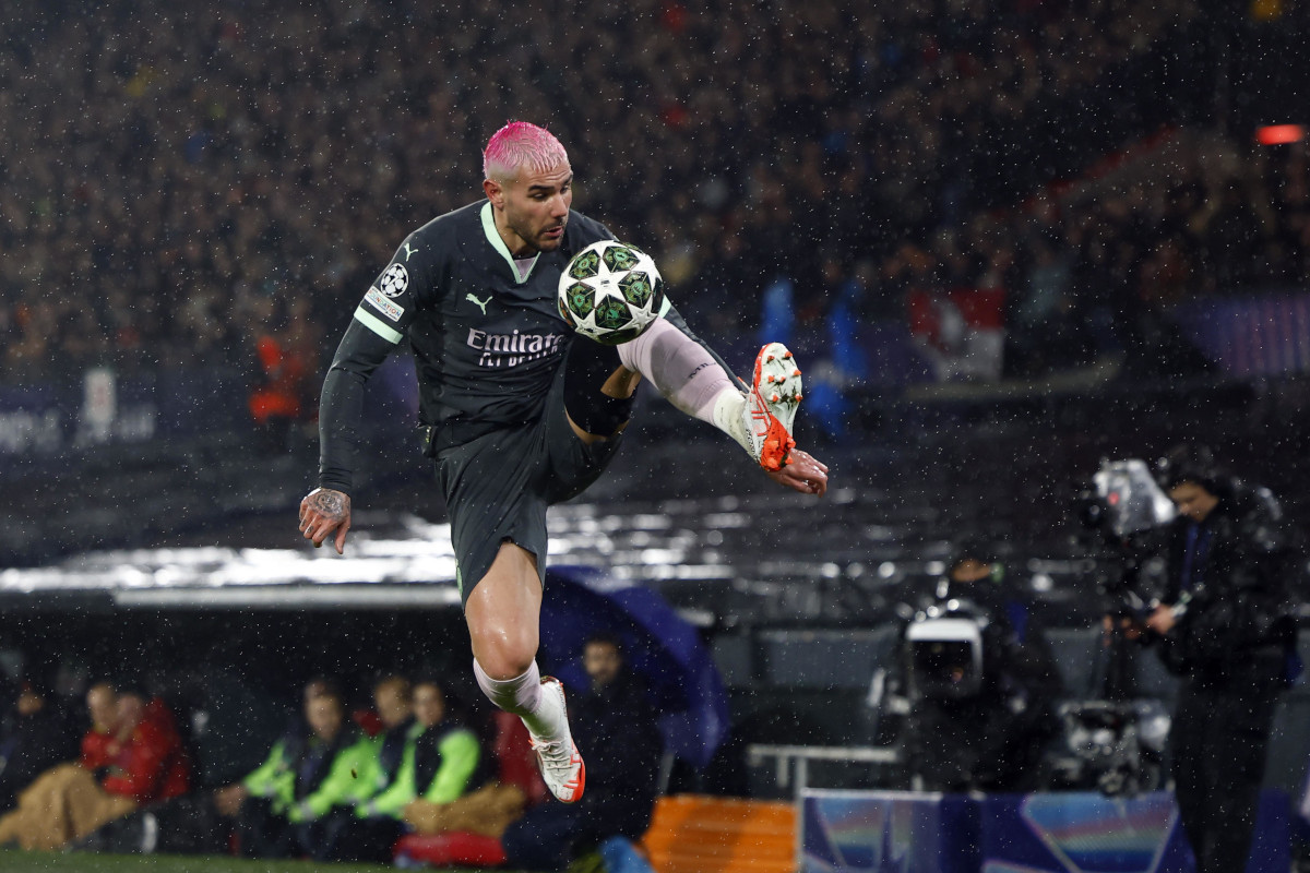 epa11891568 Theo Hernandez of AC Milan in action during the UEFA Champions League playoff first leg soccer match between Feyenoord and AC Milan, in Rotterdam, the Netherlands, 12 February 2025. EPA-EFE/SEM VAN DER WAL