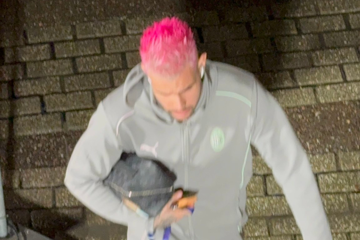 Theo hernandez cheveux rose